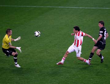 «Τρίποντο» τίτλου για τον Ολυμπιακό που νίκησε τον ΟΦΗ 2-1 στο Καραϊσκάκη