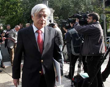 Επανεκλογή του Κάρολου Παπούλια στην Προεδρία θα προτείνει η κυβέρνηση