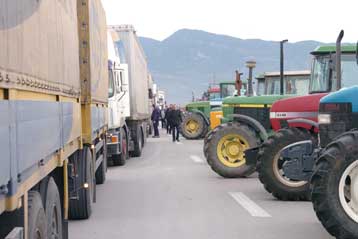 Παραμένουν τα μπλόκα σε αναμονή της συνάντησης υπουργού-αγροτών