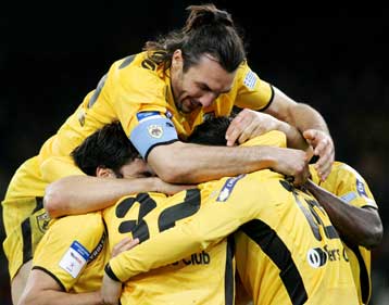 Η «ακέφαλη» ΑΕΚ διέλυσε με 3-0 τον Πανιώνιο, που… ψάχνει τον Χούτο