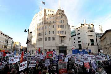 Πυρά κατά του BBC για την απόφασή του να μην μεταδώσει έκκληση για τη Γάζα