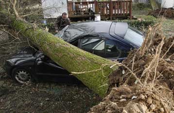 Πληγές από την κακοκαιρία μετράνε χώρες της Ευρώπης