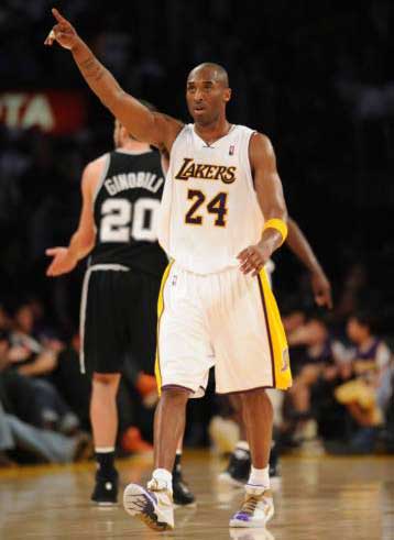 Οι Λέικερς έκαναν περίπατο στο ντέρμπι με τους Σπερς