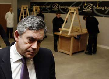 Με 15 μονάδες προηγούνται οι Τόρις των Εργατικών στη Βρετανία, λόγω… κρίσης