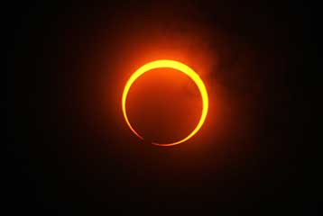 Ελάχιστοι μπόρεσαν να θαυμάσουν τη δακτυλιοειδή έκλειψη της Δευτέρας