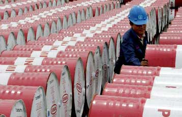 Υποχωρεί το εμπορικό έλλειμμα λόγω της μεγάλης πτώσης των τιμών του πετρελαίου