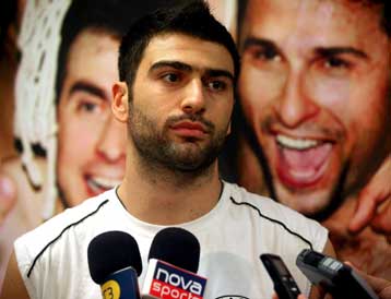 Ο Βασιλειάδης στο εξωτερικό με… μπηχτές μέσω ΠΣΑΚ