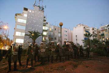 Ένταση μεταξύ κατοίκων και ΜΑΤ για το γκαράζ στην πλ.Αμερικής