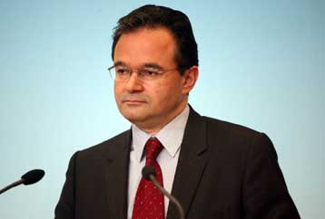 Επίθεση με μπογιές δέχτηκε ο εκπρόσωπος του ΠΑΣΟΚ Γ.Παπακωνσταντίνου