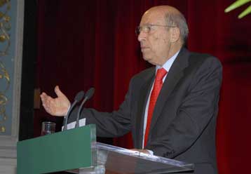 Επανεμφάνιση Κ.Σημίτη με αιχμές για τον τρόπο αντιμετώπισης της κρίσης