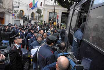 Τεράστιο δίκτυο παραχαρακτών εξάρθρωσε η ιταλική αστυνομία