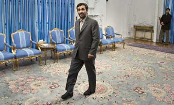 Ο Μ.Αχμαντινετζάντ θέτει τους όρους του στις ΗΠΑ για να ξεσφίξει τη γροθιά