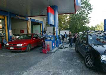 Στα διυλιστήρια αποδίδουν οι βενζινοπώλες τις ευθύνες για τις υψηλές τιμές των καυσίμων