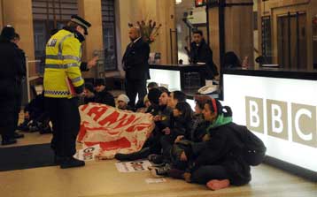 Πληθαίνουν οι φωνές διαμαρτυρίας κατά του BBC για τη μη μετάδοση έκκλησης για τη Γάζα