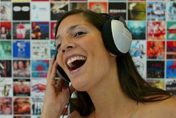 Νέα προειδοποίηση της ΕΕ για τους κινδύνους των ακουστικών μουσικής