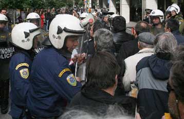 Ένταση και επεισόδια κατά τη συγκέντρωση της ΑΔΕΔΥ στο υπουργείο Οικονομίας