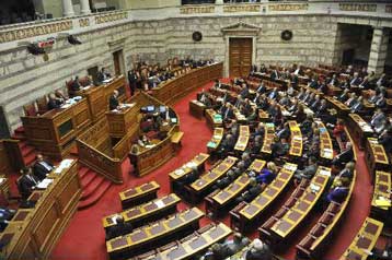 Υψηλοί τόνοι στη Βουλή με επίκεντρο τις κοινωνικές παροχές και το αγροτικό