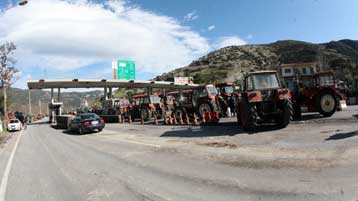 Την περαιτέρω πορεία τους εξετάζουν οι αγρότες που εμμένουν στα μπλόκα