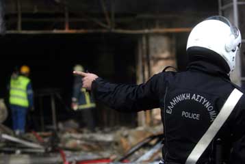 Εμπρηστική επίθεση σε αντιπροσωπεία αυτοκινήτων στη λεωφόρο Βουλιαγμένης