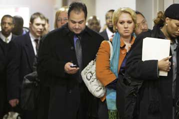 Σε πολύ υψηλά επίπεδα παραμένει ο αριθμός των νέων ανέργων στις ΗΠΑ