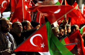 Υποδοχή ήρωα επεφύλαξαν στον Ερντογάν χιλιάδες Τούρκοι