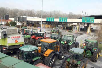 Διασφάλιση της ελεύθερης διακίνησης αγαθών ζήτησε από την Ελλάδα η Κομισιόν