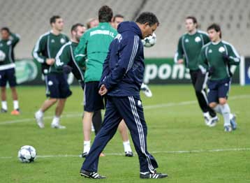 «Φερθείτε επαγγελματικά» είπε ο Τεν Κάτε στους παίκτες, παρελθόν ο Βέλιτς