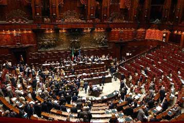 Ο πρόεδρος της ιταλικής Βουλής προσπαθεί να φρενάρει τους… «πιανίστες»