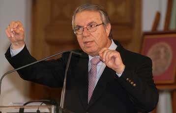 Από την αναμόρφωση του Λυκείου περνά η αναβάθμιση της Παιδείας, λέει ο Γ.Μπαμπινιώτης