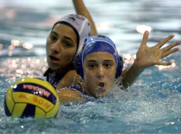 O ΝΟΒ 7-6 τη Γλυφάδα στο Τσάμπιονς Καπ, ελπίδες για τους Πειραιώτες στο LEN Trophy