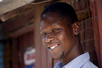 Για κατοχή κάνναβης συνελήφθη στην Κένυα ο ετεροθαλής αδελφός του Ομπάμα