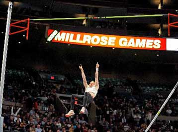 Ο Χούκερ ξεπέρασε τα 6.01μ. στο επί κοντώ και… απείλησε τον Μπούμπκα