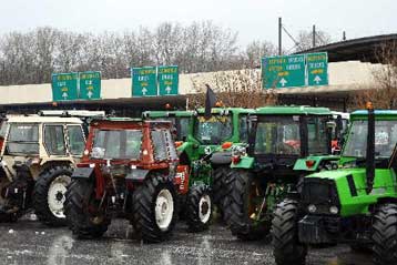 Με τα τρακτέρ τους φτάνουν στην Αθήνα οι αγρότες της Κρήτης