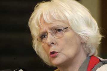 Η πρώτη ομοφυλόφιλη ηγέτιδα χώρας οδηγεί την Ισλανδία εν μέσω κρίσης