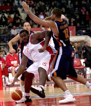 Με την ψυχή στο στόμα ο Ολυμπιακός επικράτησε της Ολύμπιας Λάρισας