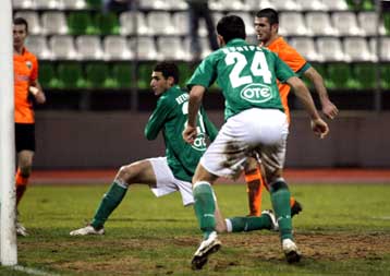 Ο Πετρόπουλος λύτρωσε τον Παναθηναϊκό που κρατά μόνο τους τρεις βαθμούς της νίκης