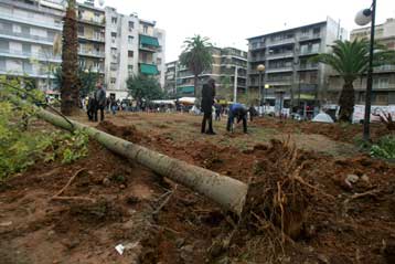 Διαμαρτυρία για το περιβάλλον έξω από το δημαρχείο της Αθήνας τη Δευτέρα