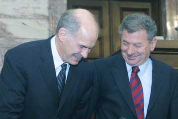 Το ΠΑΣΟΚ καταγγέλλει την κράτηση του Σήφη Βαλυράκη στο αεροδρόμιο της Νέας Υόρκης