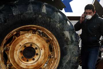 Σύγκρουση μεταξύ αστυνομικών και αγροτών της Κρήτης στο λιμάνι του Πειραιά