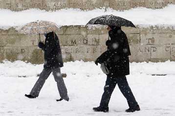 Σε λευκό κλοιό η Δυτική Ευρώπη, πολικό ψύχος και χάος στις μετακινήσεις
