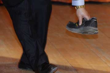 Παπούτσι εκτοξεύτηκε (και) κατά του Κινέζου πρωθυπουργού Ουέν Ζιαμπάο