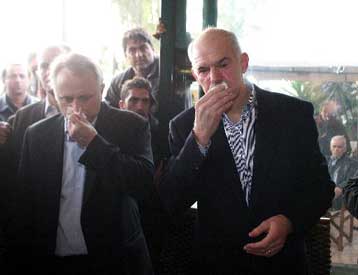 Εν μέσω δακρυγόνων η συνάντηση του Γ.Παπανδρέου με τους αγρότες της Κρήτης