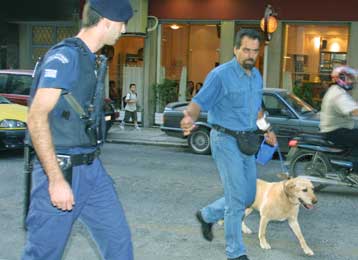 Σκυλιά σε πεζές περιπολίες και γήπεδα θα χρησιμοποιεί η ΕΛ.ΑΣ.