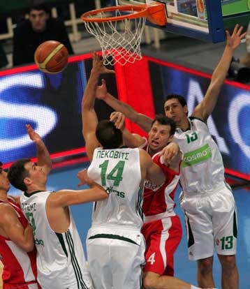 ΠΑΟ και Ολυμπιακός έτοιμοι να υποχρεώσουν Μάλαγα και Ταού σε ισπανική υποχώρηση