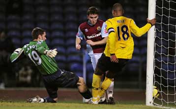 Στους «16» η Μπέρνλι, αναβολή στο Αρσεναλ – Κάρντιφ