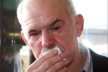 Πολιτική σύγκρουση για τα χημικά κατά την επίσκεψη Παπανδρέου στον Πειραιά