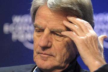 Σκιές για την «ανιδιοτελή» δράση του Κουσνέρ αφήνει βιβλίο Γάλλου δημοσιογράφου