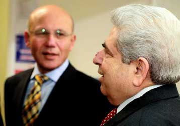 Επί τάπητος ξανά το θέμα των περιουσιών στη συνάντηση Χριστόφια-Ταλάτ