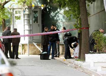 Προφυλακιστέος ο αστυνομικός που πυροβόλησε έξω από την πρεσβευτική κατοικία