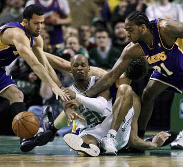 Συγκλονιστική νίκη των Λέικερς στην παράταση επί των Σέλτικς